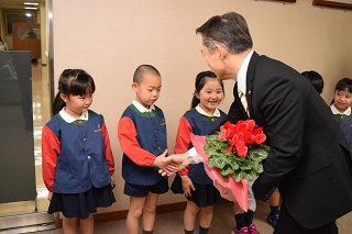写真：市長と握手を交わす園児たち