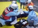 写真：トリアージを行う救急隊員