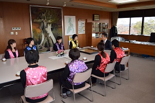 写真：市長と対談する人形劇団ふうせんの皆さん