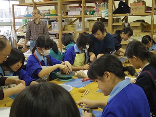 写真：陶芸作品に挑戦する生徒たち
