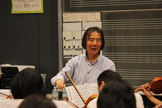 写真：指揮者の武藤さん