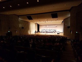 写真：流山小学校合唱部の演奏