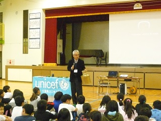 写真：講演する鮫田さん