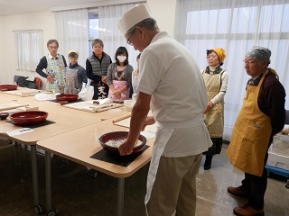 写真：そばうちを伝える上原さん