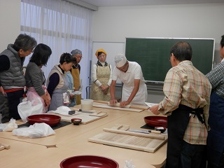 写真：手順を学ぶ参加者の皆さん