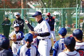 写真：指導する石毛コーチ