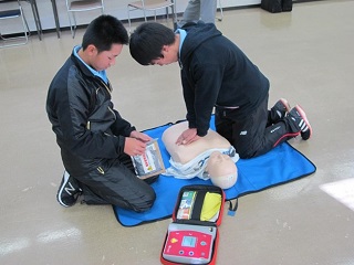 写真：応急救護を学ぶ学生