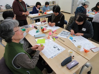 写真：スタッフに学びながら作業を行います