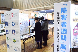 写真：展示会場に訪れた方たち