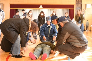 写真：けが人などを運ぶ方法を実演