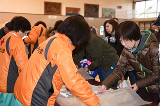 写真：簡易担架の作成方法を学ぶ