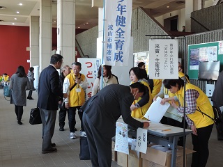 写真：受け付けに集まる参加者