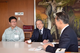 写真：市長室を訪れた海老原代表と山崎さん
