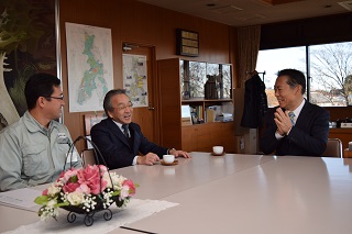 写真：市内の状況を語り合う井崎市長と海老原代表