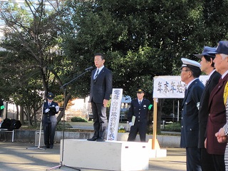 写真：激励をする井崎市長