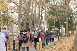 写真：観察会場に向かう参加者