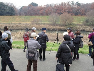 写真：水場で観察する参加者