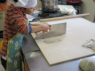 写真：そば切り包丁を使う子ども