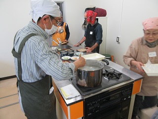写真：調理に没頭する参加者