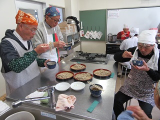 写真：出来上がったそばを試食する参加者