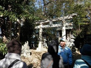 写真：大杉神社を巡る参加者