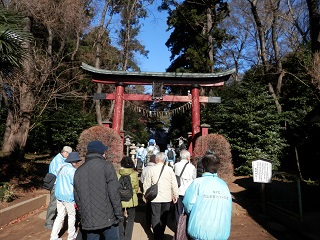 写真：茂侶神社を巡る参加者