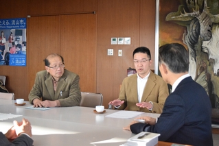 井崎市長との歓談の様子の写真