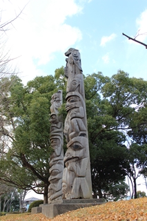 市総合運動公園内にあるトーテムポールの写真