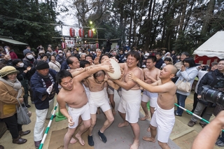 餅を奪い合うヂンガラ餅行事の写真