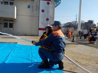 写真：放水体験に挑戦する子ども