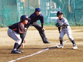 送球を待つ選手の写真