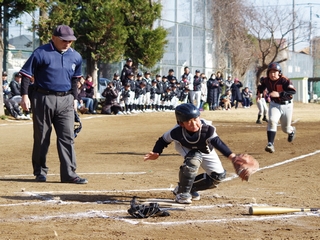 塁に滑り込む選手の写真