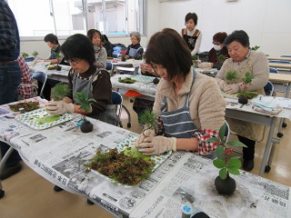 写真：苔玉づくりに取り組む参加者