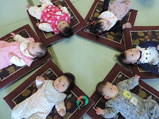 写真：サロンに集まる子どもたち