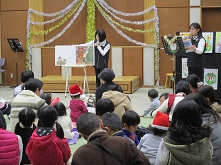 写真：紙芝居を披露するスタッフ