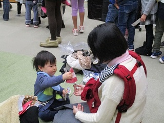 写真：プレゼントを受け取る子どもたち