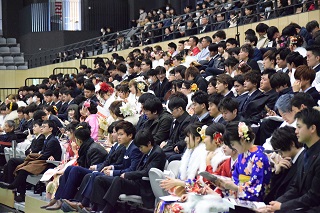 写真：会場に集まる新成人