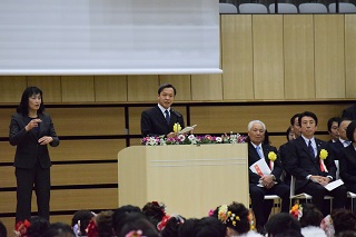 写真：来賓挨拶をする秋間高義議長