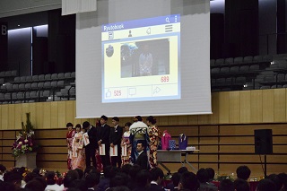 写真：抽選会で当選した新成人の皆さん