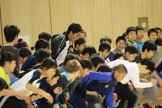 写真：子どもたちに走り方を教える飯塚さん