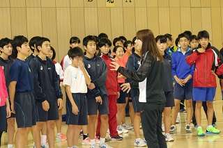 写真：子どもたちに走り方を伝える市川さん