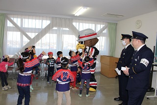 写真：待合室での子どもたち