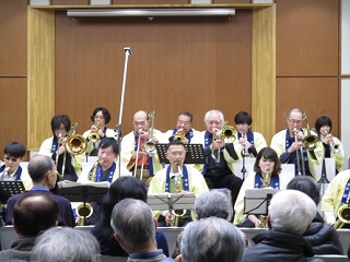 写真：全体演奏を披露するメンバーの皆さん