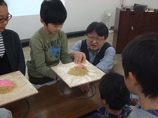 写真：火山の仕組みを学ぶ子ども