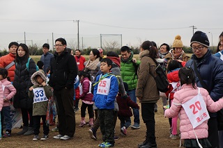 写真：会場に集まる参加者の皆さん