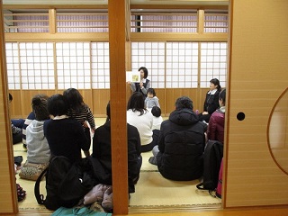 写真：会場に集まる参加者の様子