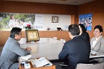 写真：市長室での対談の様子