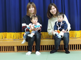 写真：今月誕生日を迎えた子どもとその母親