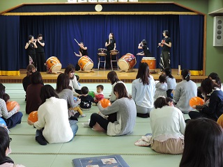 写真：ステージの演奏を眺める参加者