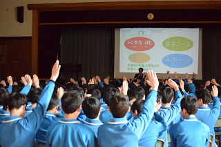 写真：相馬さんの問いに答える生徒たち